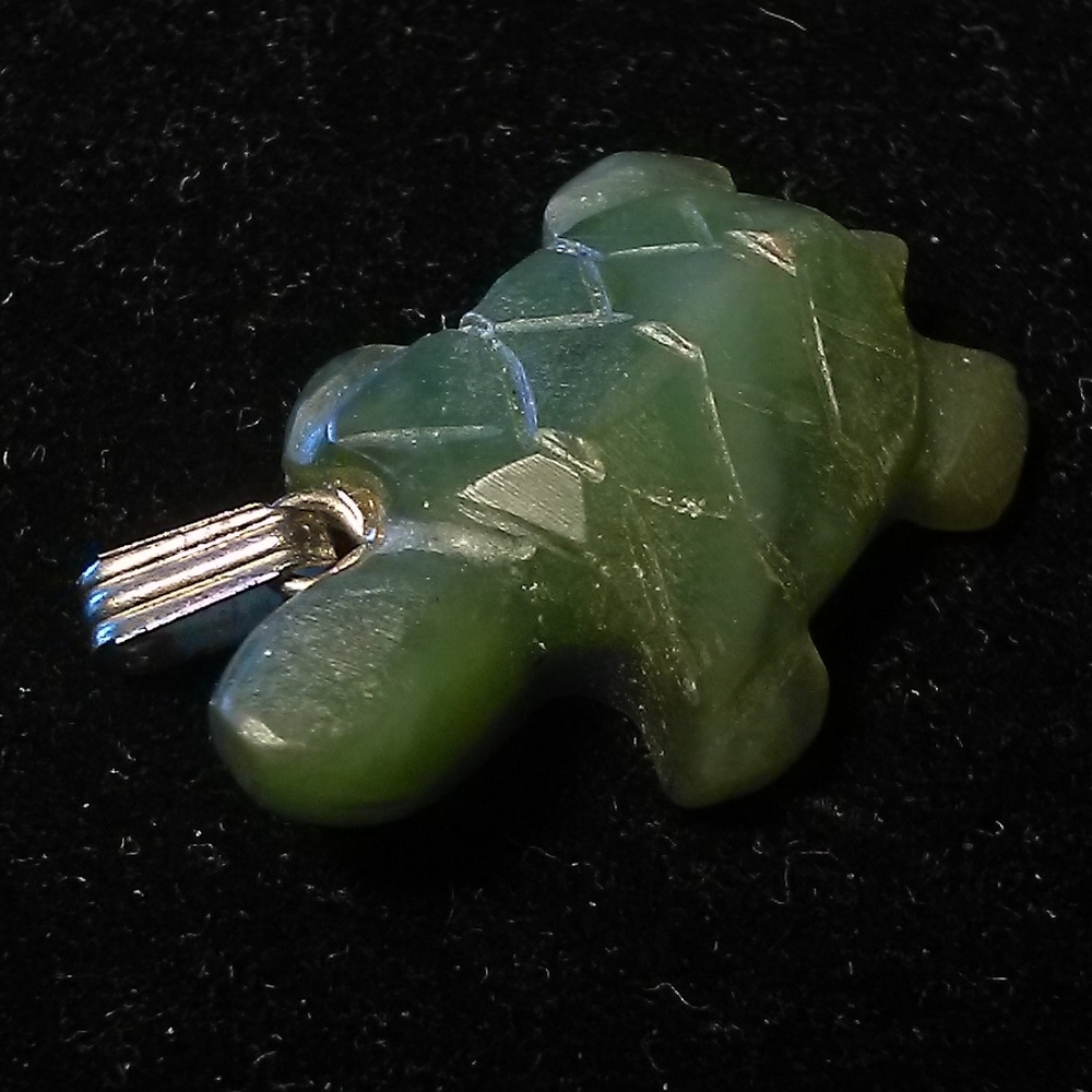 1970s VINTAGE JADE Green Turtle Reptile Pendant APPROX. 1 IN HAND ENGRAVING MADE - Picture 4 of 6